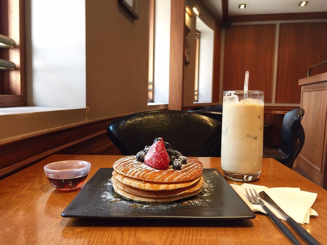 Cafe latte thơm ngon được phục vụ cùng bánh pancake cổ điển tại Cafe True Us.